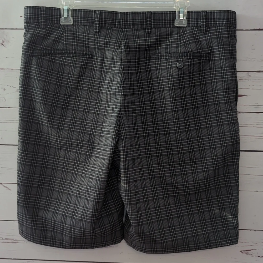 Walter Hagen Performance Moisture Wick Golf Shorts Black and Grey Plaid Men's 38